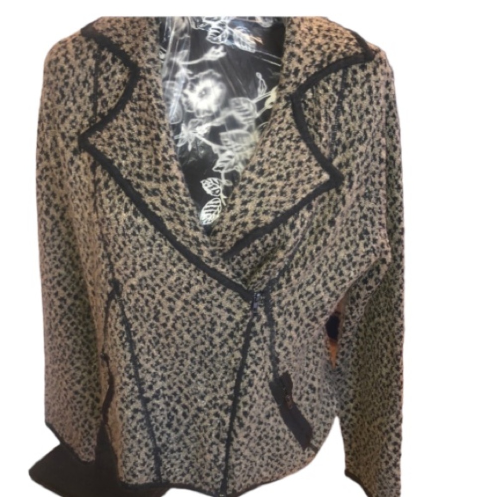 Curio New York  Large leopard print cardigan zip front blazer look with pockets